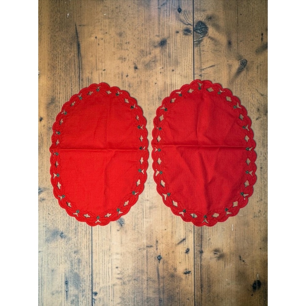 W-C Designs Placemats Set 2 Red Oval Christmas Holly Scalloped Cutout